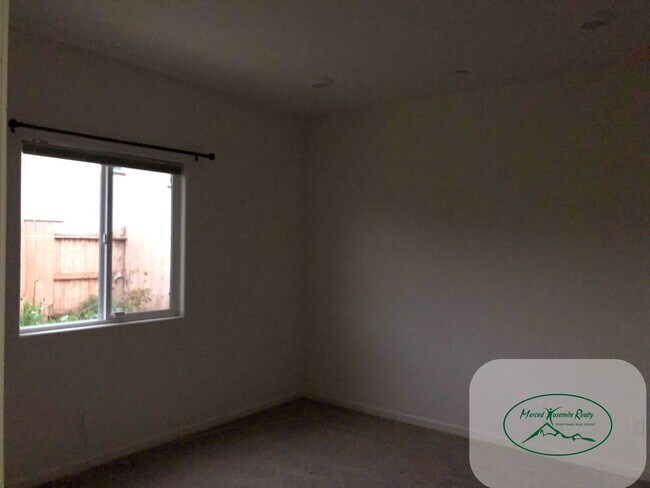 Building Photo - Appointment Only Do Not Disturb Occupants. Apply Now to Schedule Viewing.