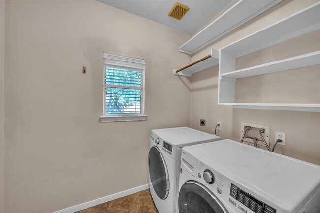 Building Photo - 1423 Meadow Lakes Dr