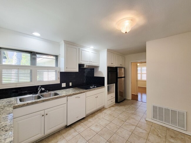 Building Photo - Charming Willowbrook Three-Bedroom Home!