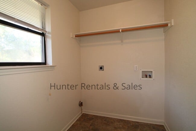 Building Photo - Move in Today!