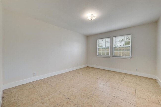 Building Photo - 509 Greenway Dr