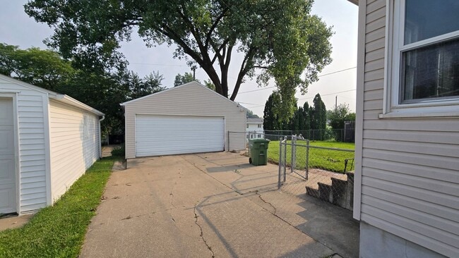 Building Photo - Spacious 3 Bedroom, 1.5 Bath Home with cen...