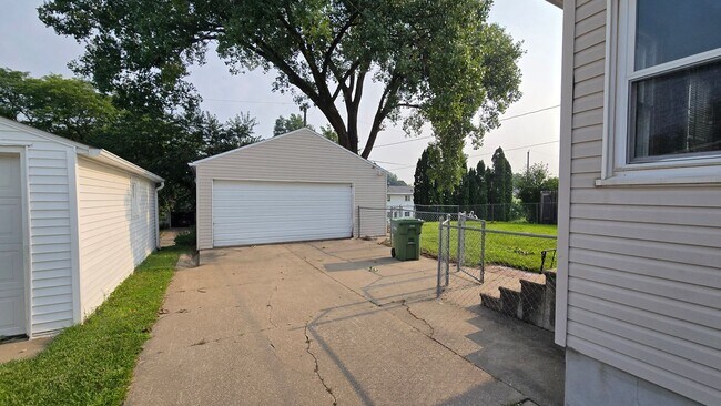 Building Photo - Spacious 3 Bedroom, 1.5 Bath Home with central AC for Rent!!!