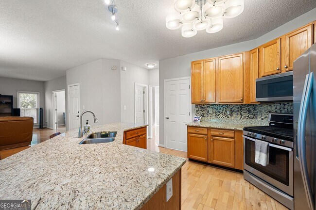 Building Photo - 821 Soaring Dr NE