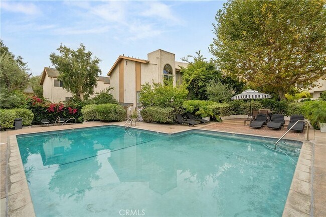 Building Photo - 5339 Coldwater Canyon Ave