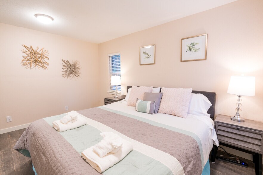 Building Photo - 8985 SW Center St