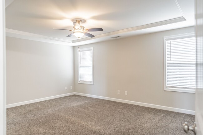 Building Photo - 135 Almond Dr