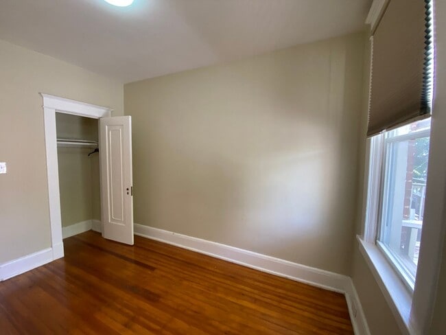 Building Photo - Charming 3 Bedroom/1.5 Bathroom Townhome i...