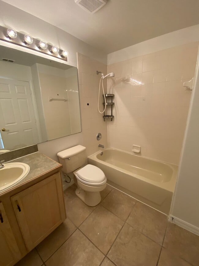 Building Photo - Great 4 Bedroom 3 Bathroom Pool Home in Indian Creek