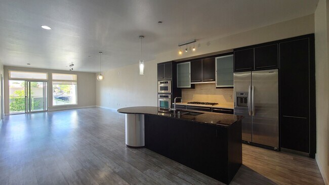 Building Photo - 2 Bedroom Condo located in Park House.