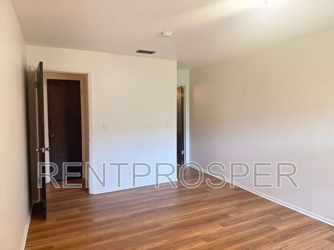 Building Photo - 225 Ranier Cove