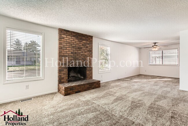 Building Photo - Beautifully Duplex in Desirable Northwest Portland Available For You! BEST NEW PRICE $1,995 and R...
