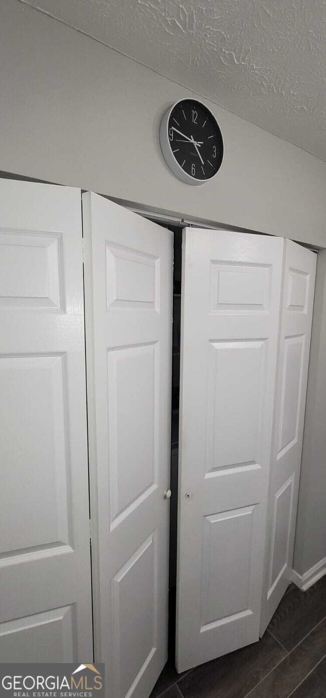 Building Photo - 8975 Ashwood Dr