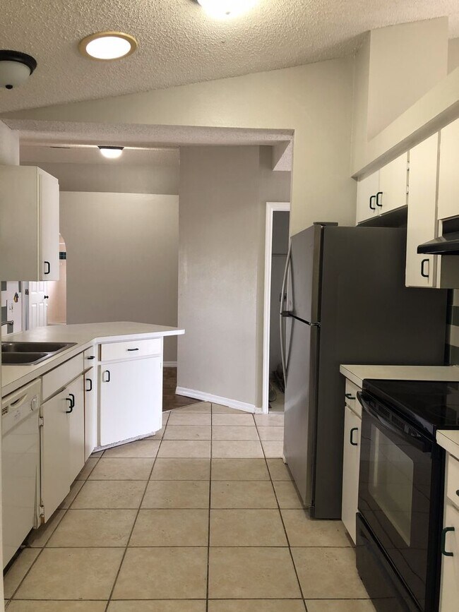 Building Photo - 3 Bed 2 Bath Home | Pet Friendly with Fenced Yard | Washer Dryer Hook Ups | Section 8 Welcome