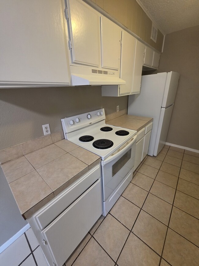 Building Photo - 3 bed 2 bath townhome, 2 car garage