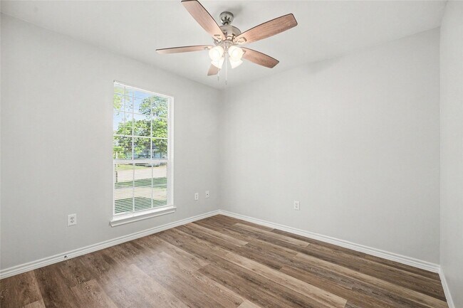 Building Photo - 326 S Bell Dr