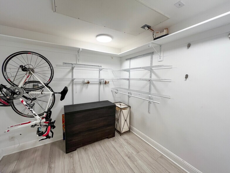 Building Photo - 5037 Rosewood Ave