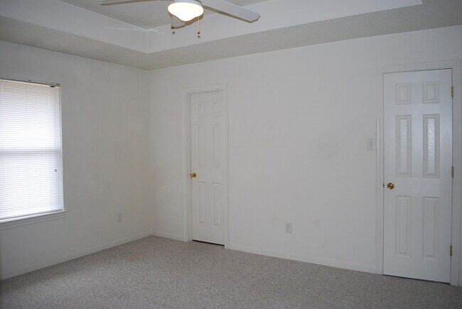 Building Photo - 906 Crymes A