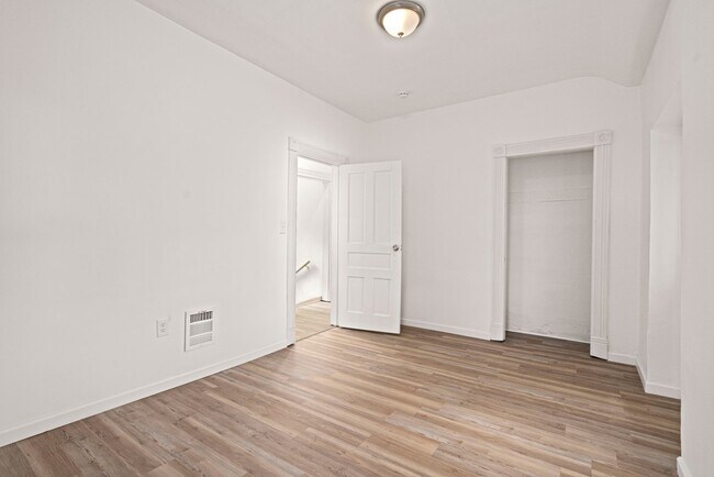 Building Photo - Stunning 4 bedroom home in Perry South available now!