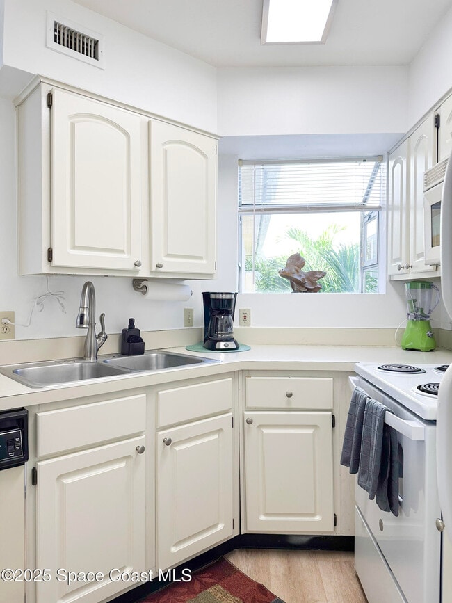 Building Photo - 1900 Brittany Dr