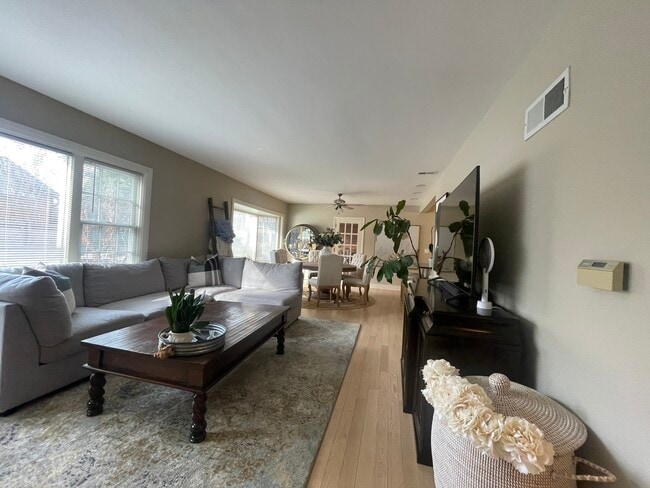 Building Photo - 844 Juniper Rd