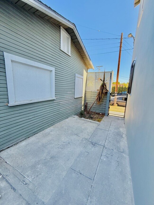 Building Photo - 1801 W 39th St