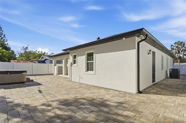 Building Photo - 810 W Whatley Pl