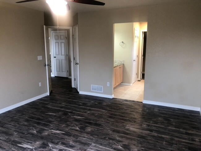 Building Photo - Large 4 bedroom Home in Commerce City