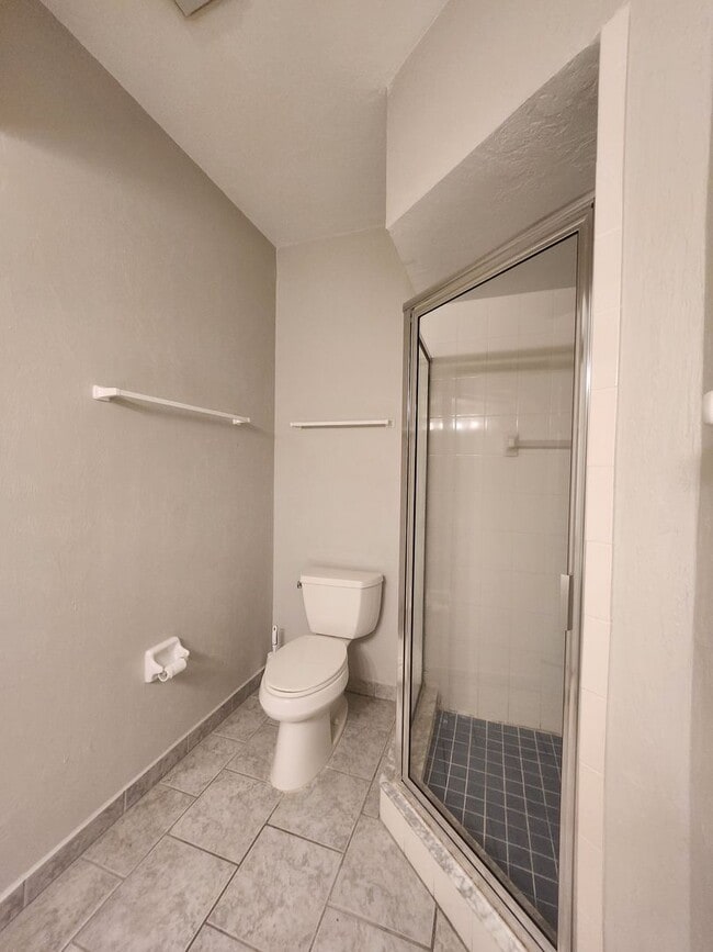 Building Photo - Move in Ready in NW Gainesville!