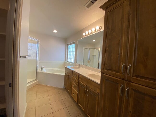Building Photo - SPACIOUS HOME FOR RENT!