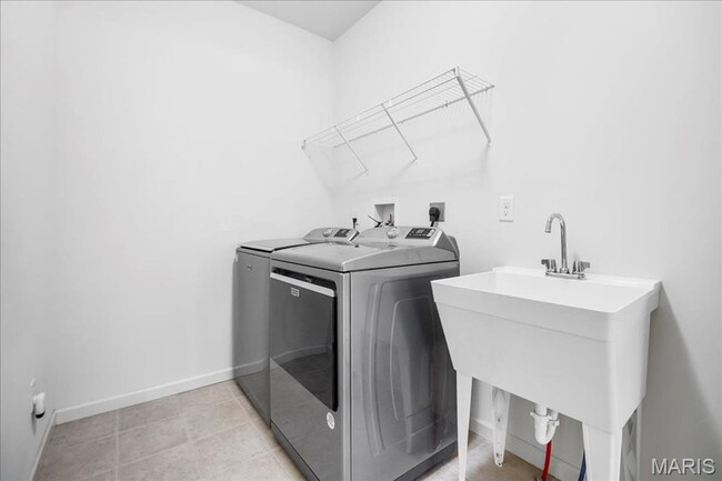 Building Photo - Stunning 3-bedroom, 2.5-bathroom home offe...