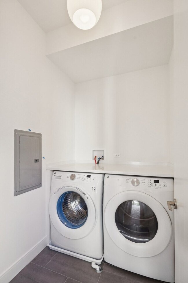 Building Photo - 2323 N Lister Ave