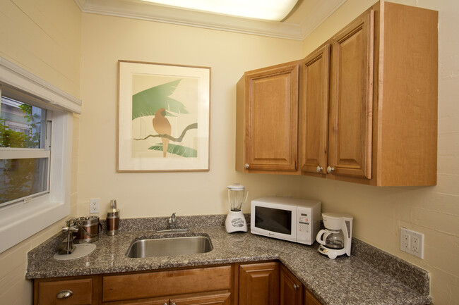 Building Photo - Furnished Studio in Old Town