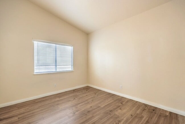 Building Photo - Stunning 4-Bedroom, 2-Bath Single-Family Home in Las Vegas