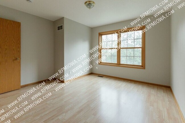 Building Photo - CLOSE TO RACCOON RIVER PARK!! 3 Bed, 2 Bat...