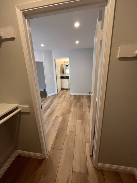 Building Photo - 2107 N Beachwood Dr