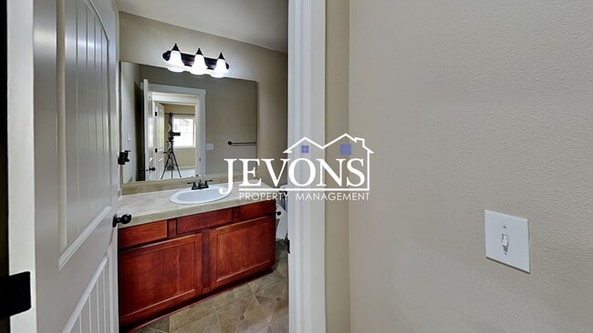 Building Photo - Spacious 5-bedroom home in a great community with 2-car garage, washer and dryer, just minutes fr...