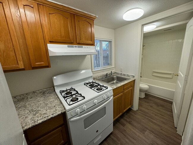 Building Photo - 1 Bedroom 1 Bath Home with a Large Outdoor Space