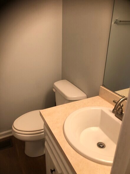 Full bath # 1 - 112 Kelly Ct