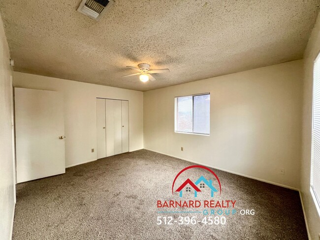 Building Photo - Available Now: 2 bed/1 bath duplex with ca...