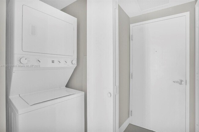 Building Photo - 1010 SW 2nd Ave