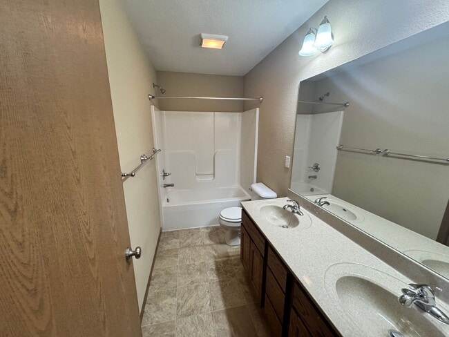 Building Photo - Welcome to Comfortable Living – Spacious, Pet-Friendly Home with Great Amenities