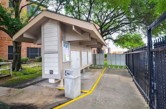 Building Photo - 2255 Braeswood Park Dr