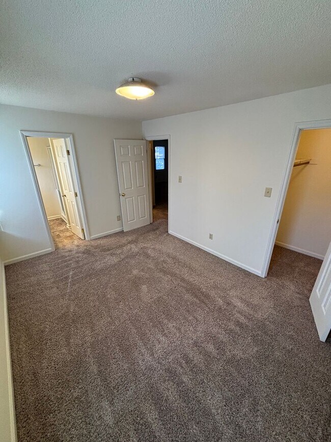 Building Photo - 1520