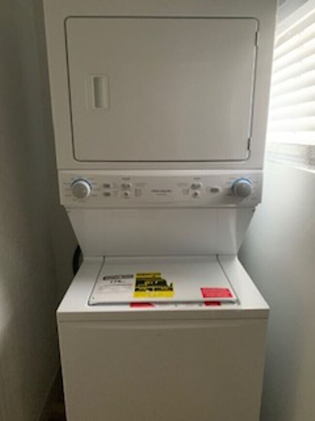 Building Photo - Newly Remodeled 2 Bedroom unit located on ...
