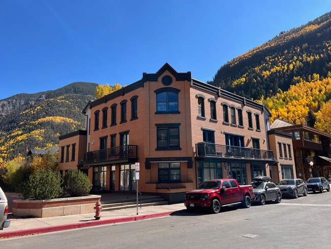 Building Photo - 250 S Pine St