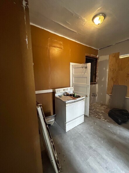 Building Photo - 5657 Roosevelt Pl