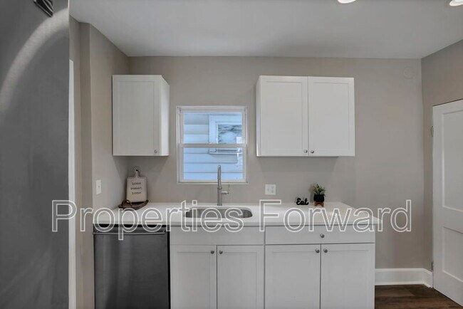 Building Photo - 533 E Jenkins Ave