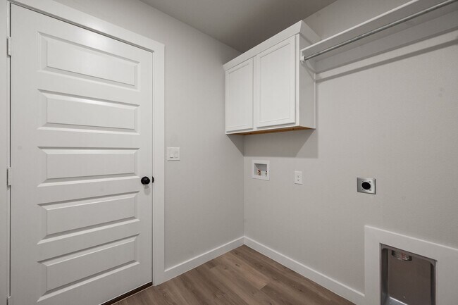 Building Photo - Pre leasing for July: 4-Bedrooms, 2-Bathroom