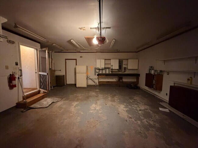 Building Photo - 110 W Carrie Ave